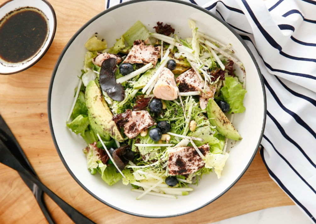 Салат с курицей, авокадо и голубикой - TRAWA