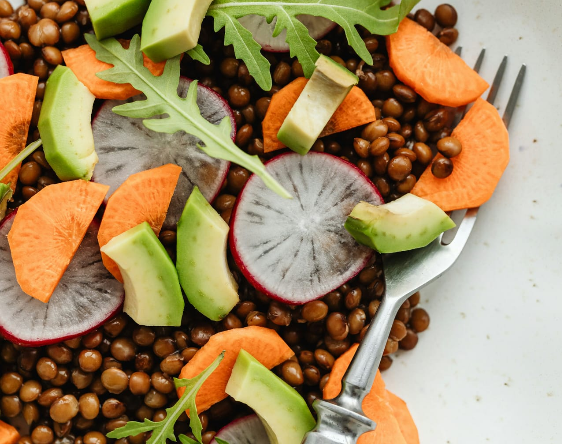 Теплый салат из чечевицы - TRAWA