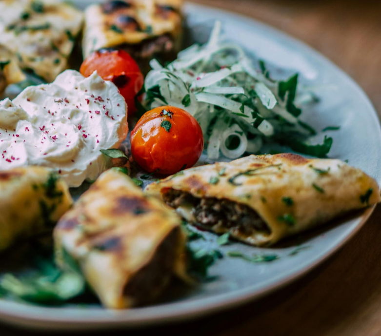 Грибные рулетики с сырным соусом с хреном