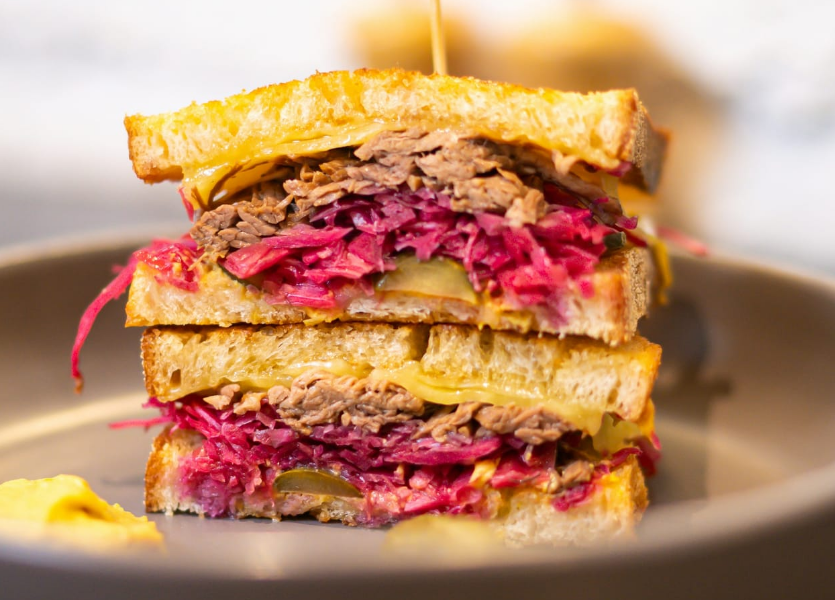 Бутерброд с капустой и горчицей