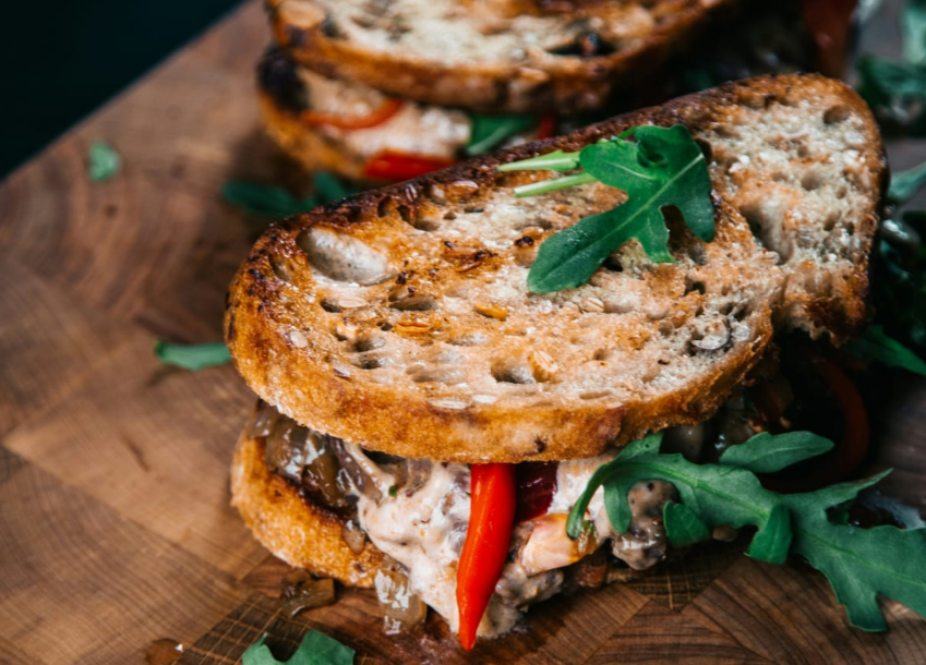 Сэндвич с вялеными томатами, куриной грудкой и рукколой