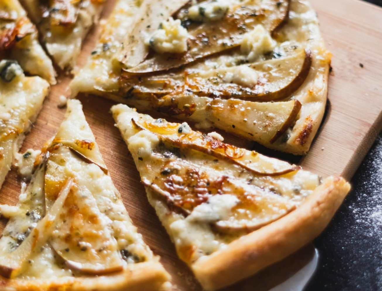 Пицца с грушей и горгонзоллой