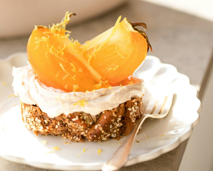 Тост с хумусом и хурмой