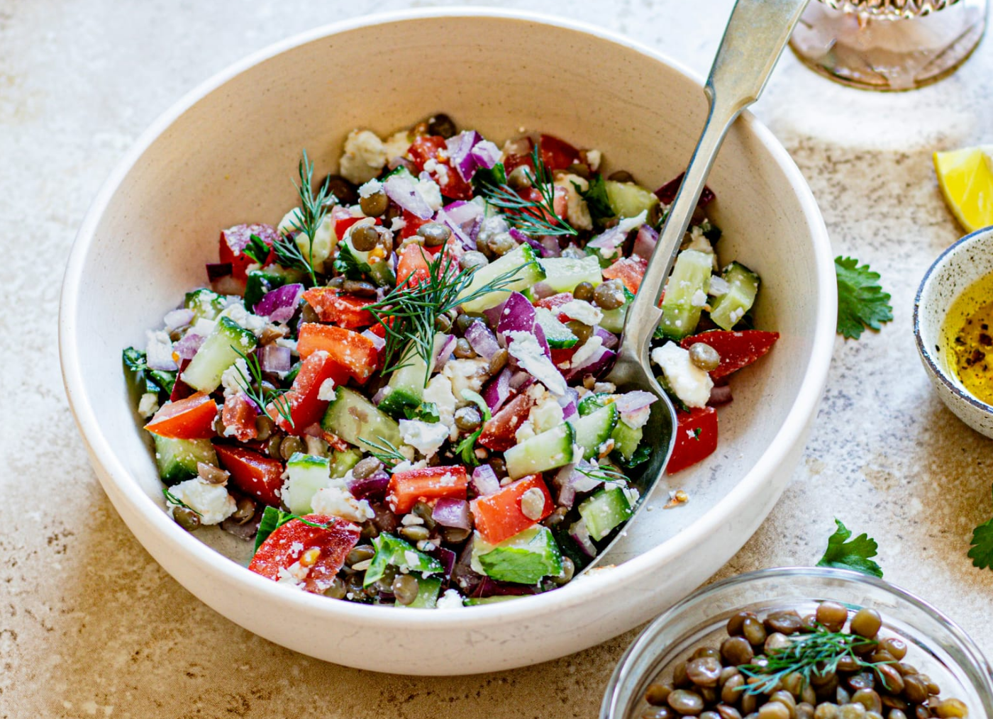 Средиземноморский салат с чечевицей и фетой