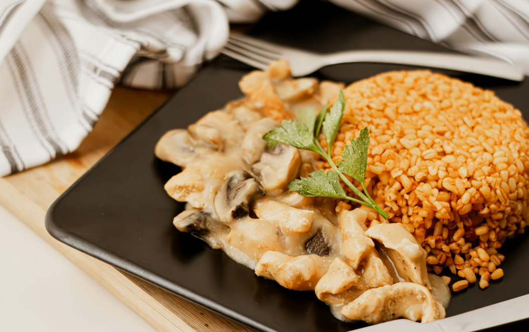 Булгур с курицей и грибами в сливочном соусе