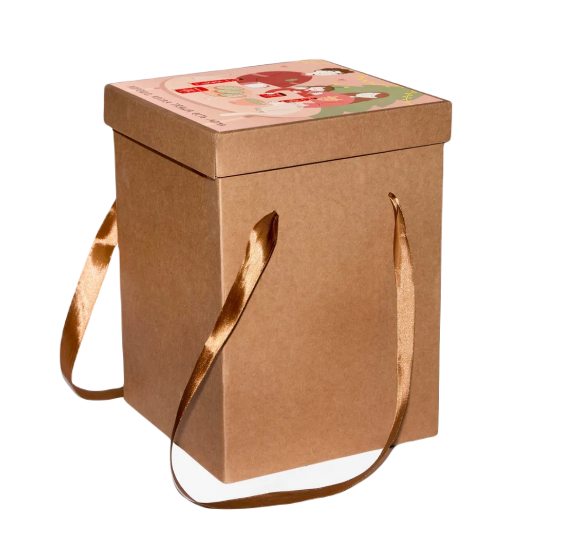 Коробка крафт с лентами Новый Год (Семья) купить на сайте TRAWA