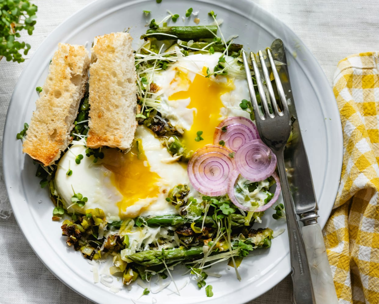 Салат со спаржей и яйцом пашот