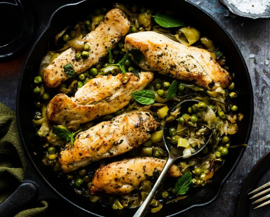 Куриное филе с зеленым горошком