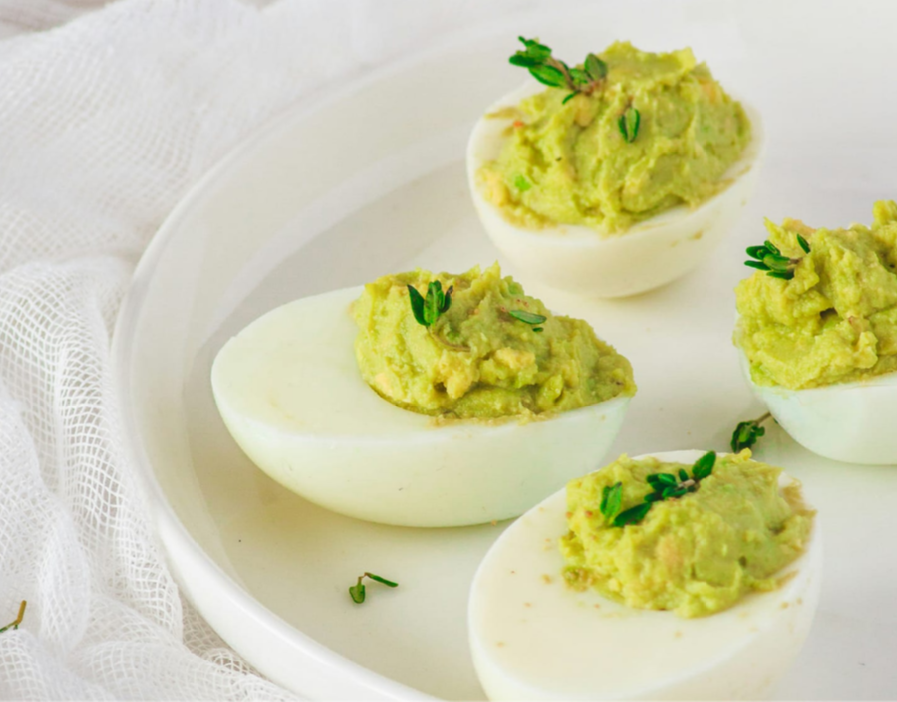 Фаршированные яйца с песто и авокадо - TRAWA