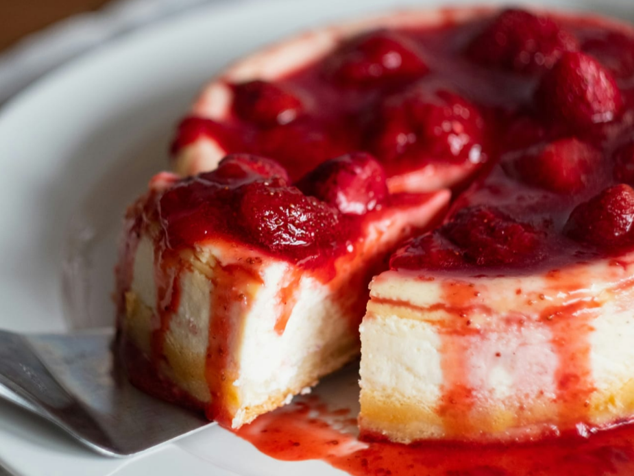 Чизкейк с ягодным соусом