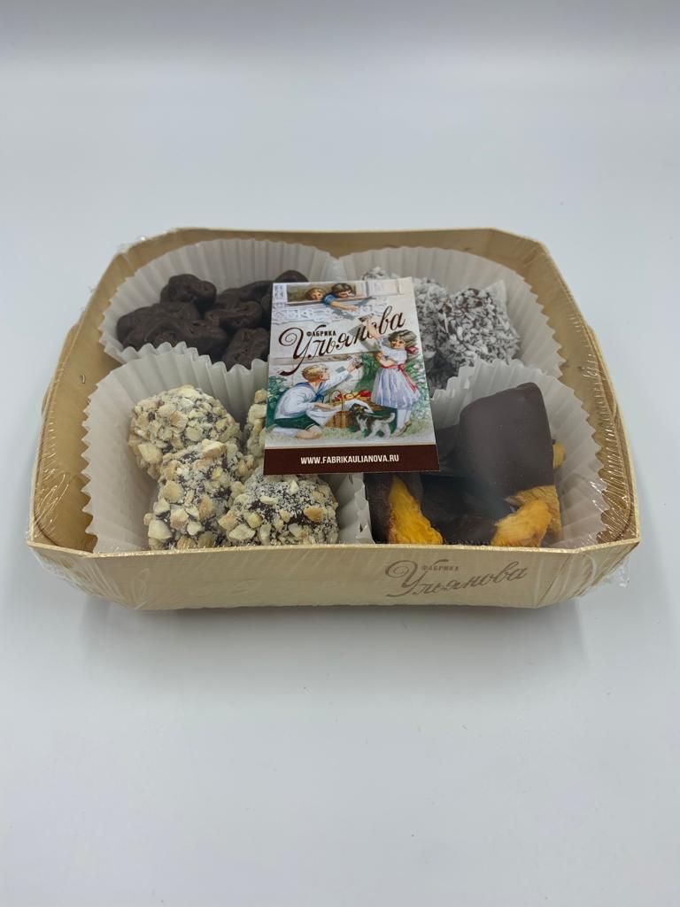 Лукошко ассорти персик, кокос, клубника, изюм в шоколаде купить на сайте TRAWA