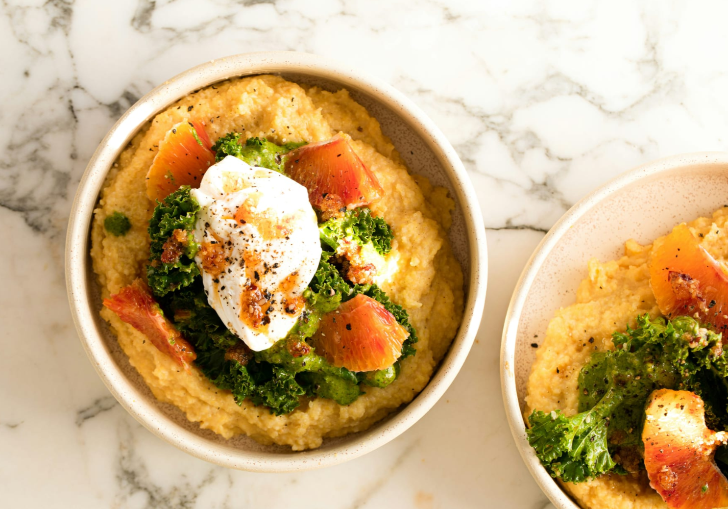 Полента с яйцом, кейлом и красным апельсином - TRAWA