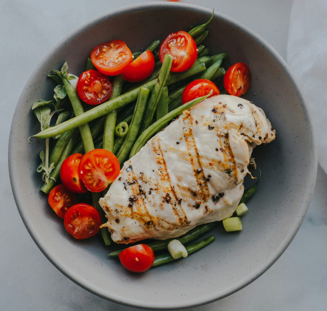 Куриная грудка с зеленой фасолью - TRAWA