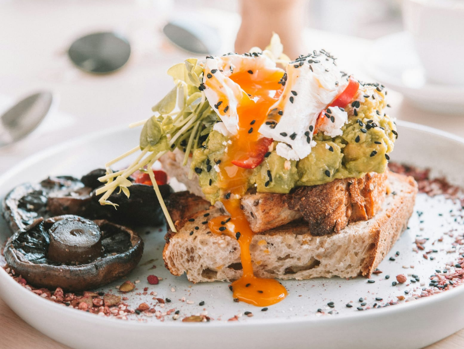 Тост с авокадо, яйцом-пашот и грибами Завтраки Trawaoil