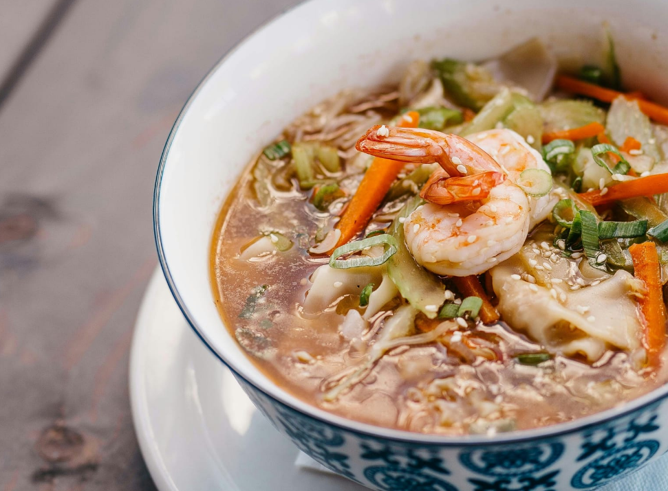 Согревающий суп с креветками и имбирем