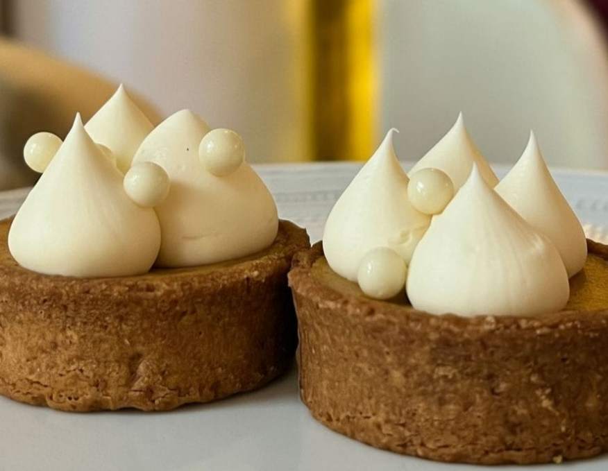 Праздничные тарты с белыми шапочками  - TRAWA