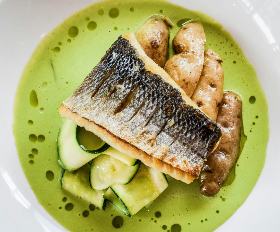 Рыба с картофелем и зеленым соусом