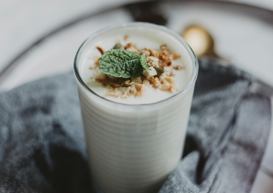 Йогуртовый смузи с гранолой и мятой
