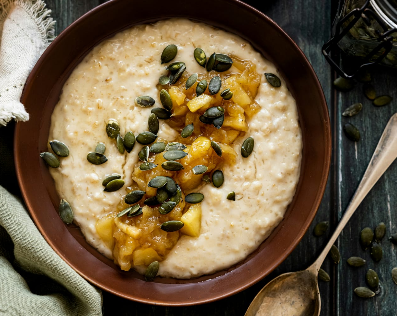 Овсянка с томлеными яблоками и тыквенными семечками